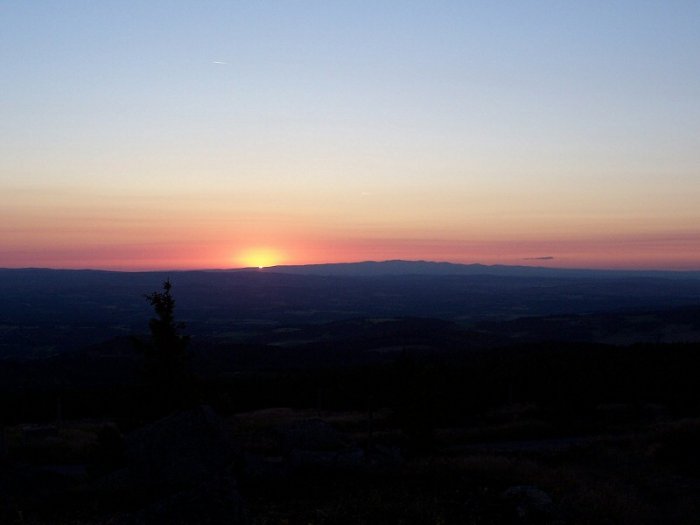 Coucher de soleil sur le massif du Cantal vu du Truc de Fortunio (Lozère)