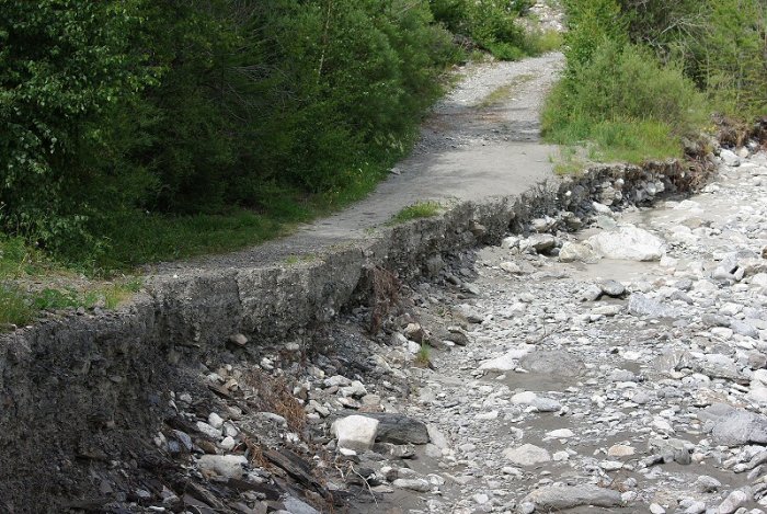 L'Ubaye (Chemin détruit par les inondations de juin 2008)